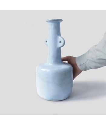 Vase bouteille bleu ciel rembourrage situé sous